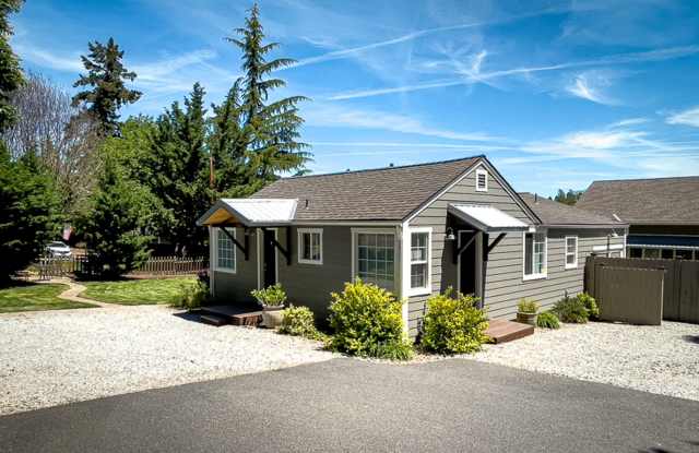 Kelsey's Cottage: Fully Furnished 2 bd/1ba Jacksonville Cottage, Large yard! $300 Utility Fee