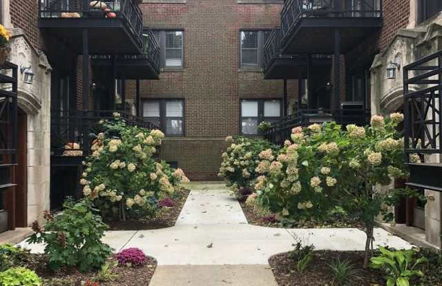 Updated Lakeview 1 Bed, Plus Den/Offce, 1 Bath Residence - 1155 West Grace Street, Chicago, IL 60613