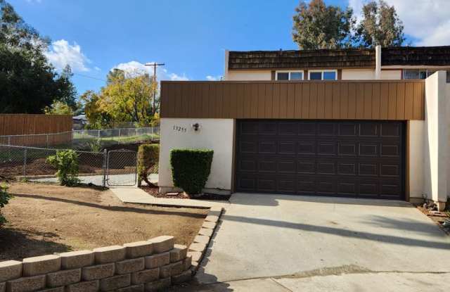 4 Bedroom Townhouse In Lakeside - Complete Remodel
