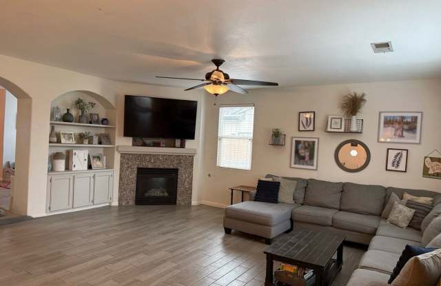 Spacious North Bakersfield Home with pool!