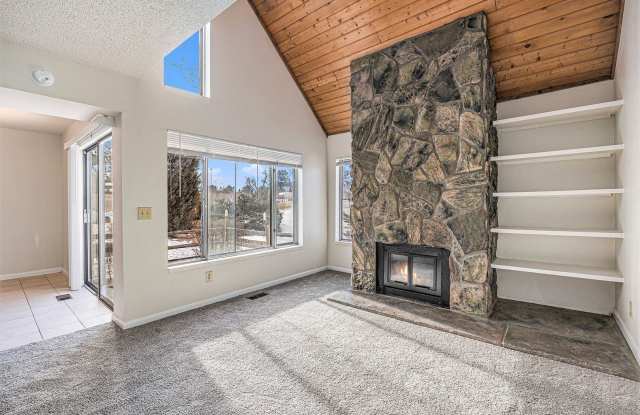 2 Bedroom 2 Bathroom Townhome in Central Aurora!