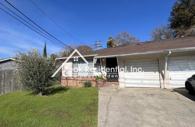 Wonderful Arden Area 2bd/1ba Duplex with 1 Car Garage