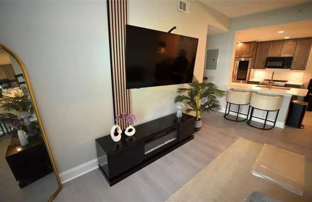 1074 Peachtree Walk NE