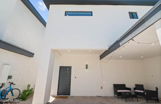 1811 E 10th Street unit: 2