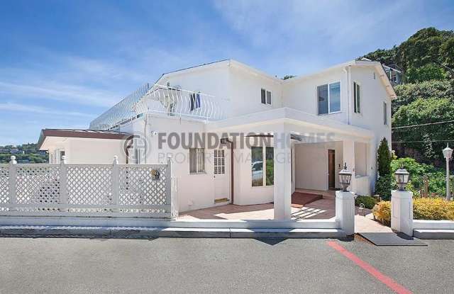 Spectacular Views - Top Floor Duplex - Parking - FOUNDATION