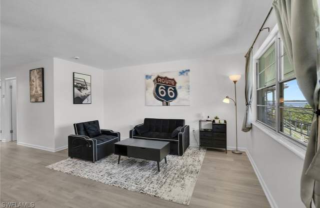 3225 E Riverside Drive