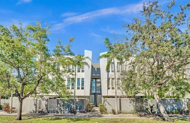 Photo of 703 SE 16th Ct