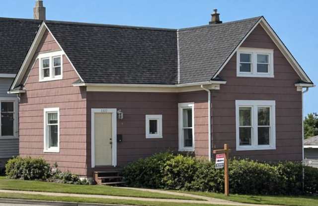 5-bedroom, 2 bath home available in York neighborhood!