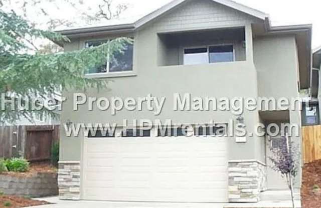 Beautiful 2bd/2ba Home Located in the Heart of Downtown Auburn!