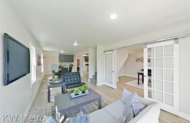 695 LIVERNOIS Street