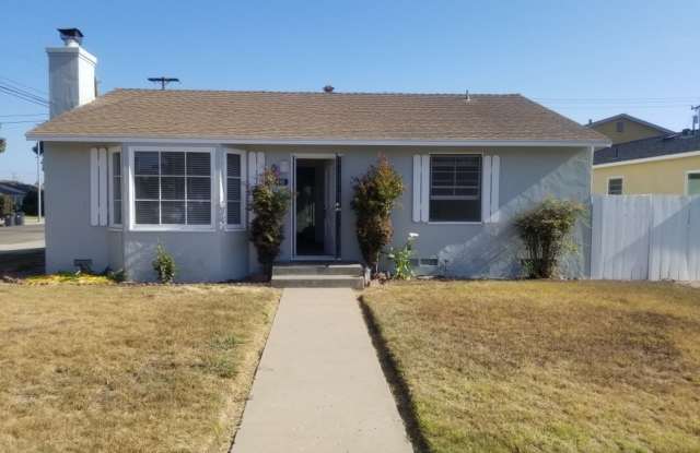 2BD/1BA Bungalow in East Cypress, Santa Maria – Private Yard  Garage!