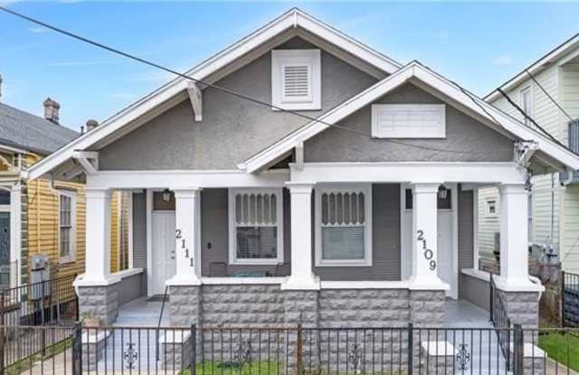 2109 COLUMBUS Street