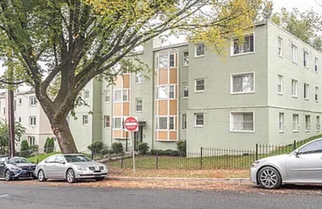 Amazing 2 bedroom/ 1 Bathroom unit with plenty natural light