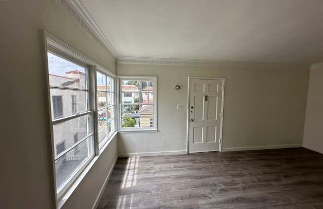 MOVE-IN SPECIAL 2 WEEKS FREE RENT!!!! - Lovely Cozy  Spacious renovated upper level 1 Bedroom / 1 bath Unit in Melrose / Fairfax District !