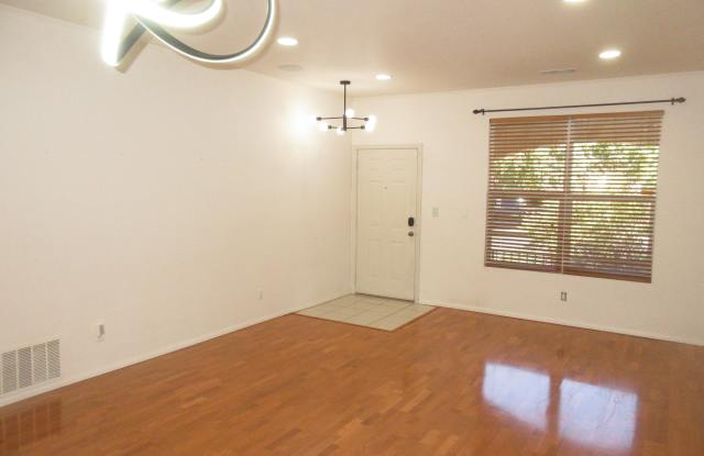 7320 Desert Eagle Rd NE