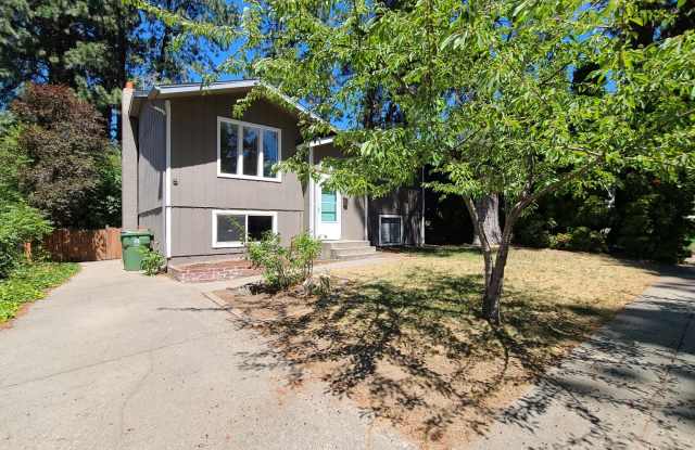 $2,200 - 3 Bed / 2 Bath Home with a Fully Fenced Backyard on South Hill