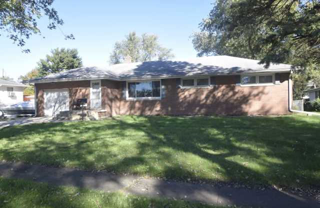 3 bed / 3 bath Home for Rent in Hobart - 3700 East 34th Lane, Hobart, IN 46342