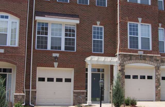 4 Bedroom Townhome & Garage - Ashburn