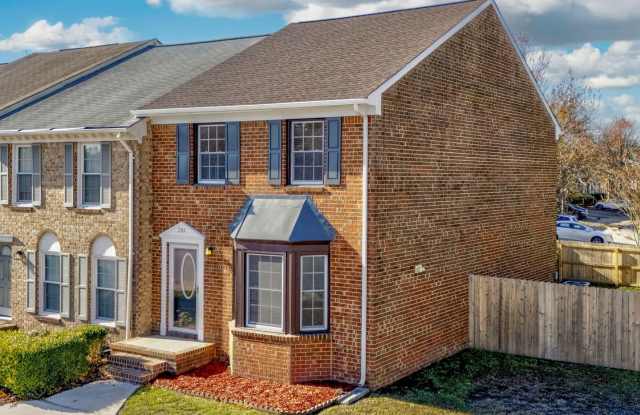 The Perfect 3 Bed, 2.5 Bath Cozy Corner Townhouse