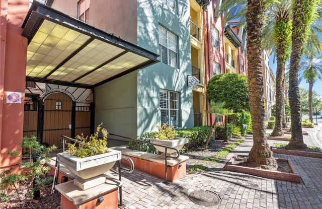 Photo of 2411 W HORATIO STREET