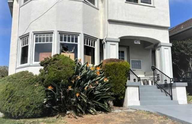 1 Bedroom - Bay Windows and Vintage Oven photos photos