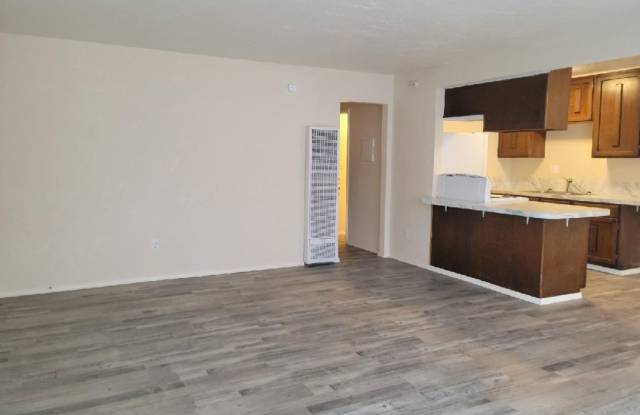 2 Bedroom, 1 Bathroom Apartment In Canyonville.