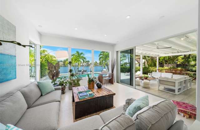 365 N Shore Dr