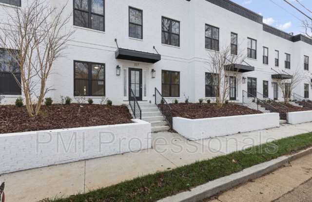 Photo of 225 S Bilbro Ave