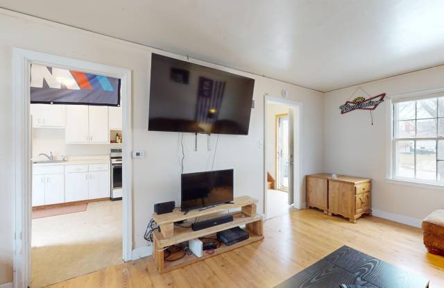 AVAILABLE AUGUST 1st! 3 Bedroom Duplex In Campustown-2146 Sunset Dr