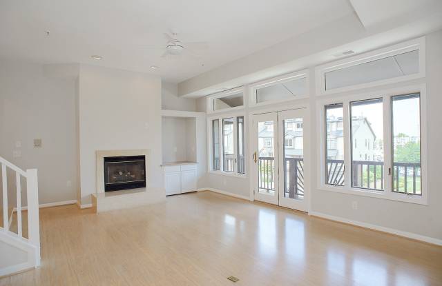 Townhome in the desired Chesapeake Harbour!!!