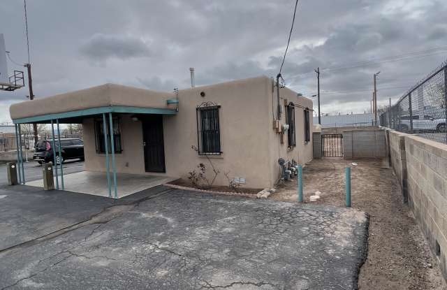 182 Montaño Road Northwest - 182 Montaño Road Northwest, Albuquerque, NM 87107