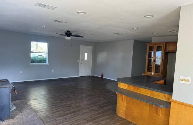 8635 S State Highway 78