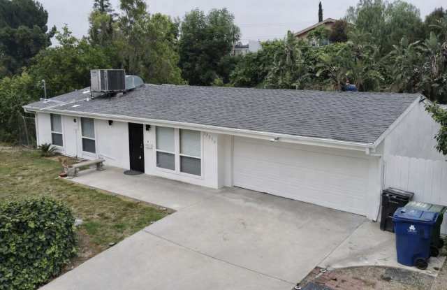 Beautiful house, 2bd+den/1.5ba HOME on the hillside of Granada Hills.