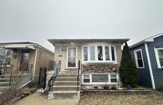 4819 W WINNEMAC Avenue