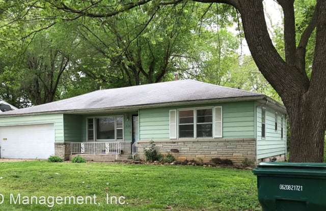 1929 S Wedgewood Ave - 1929 South Wedgewood Avenue, Springfield, MO 65807