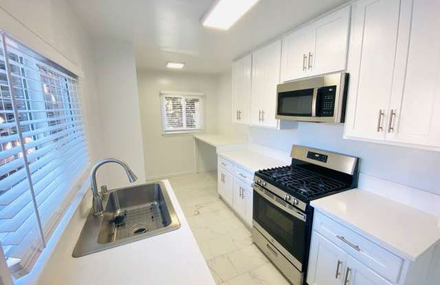 5225 De Longpre Ave.