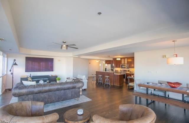 701 W Lakeside Avenue unit: 501