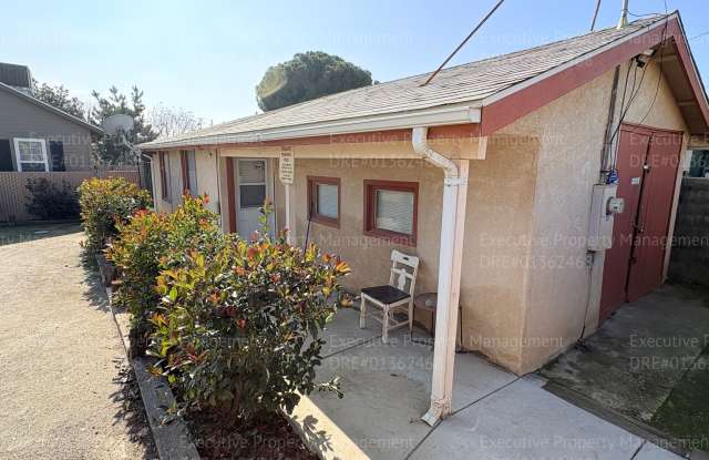 Studio apartment near Central Park at Mill Creek and many businesses.