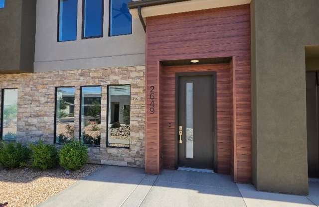 Newer Town Home in St. George- Lazy River & Community Pool