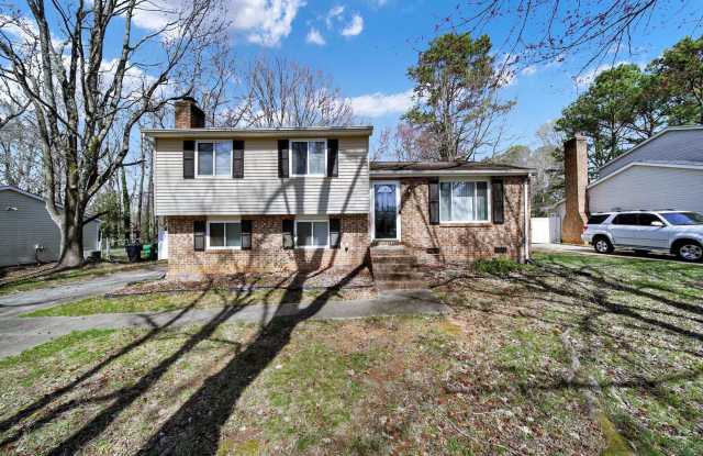 Lovely 3 Bed 2.5 Bath Split Level Home in Charlotte! - 6230 Holly Knoll Drive, Charlotte, NC 28227