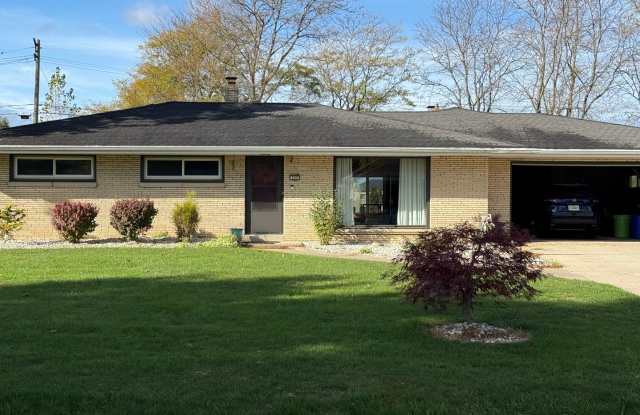 Charming Single Family Home in Brookfield - FIRST MONTH RENT HALF OFF!