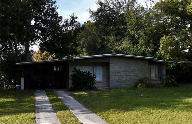 100 W WOODLAND DRIVE