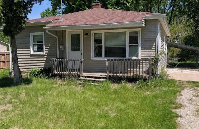 Cozy 2 Bedroom Home With Covered Parking in East Moline!
