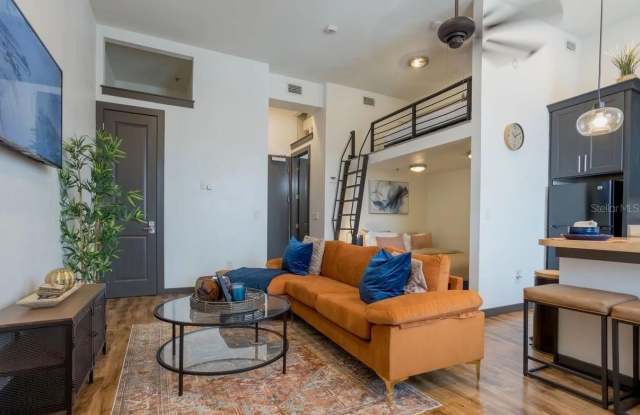 2004 N HOWARD AVENUE