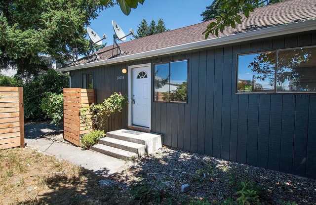 Photo of 3 BR / 1 BA in nicely updated duplex in North Seattle