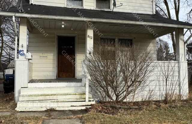 802 Dupont St