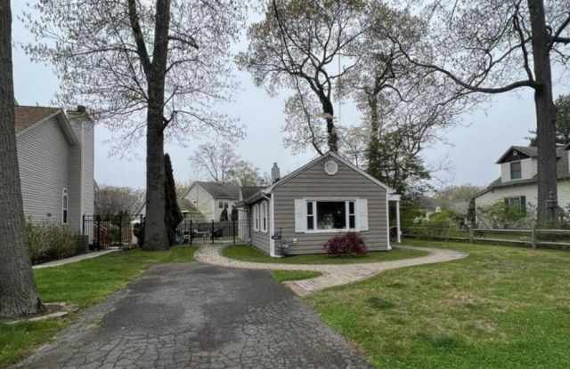 Photo of 451 Harnell Avenue