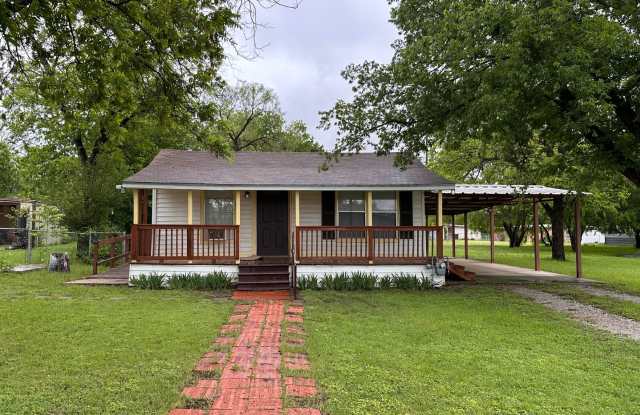 Cute 1 bed 1 bath home on a quiet street in the heart of Brownwood