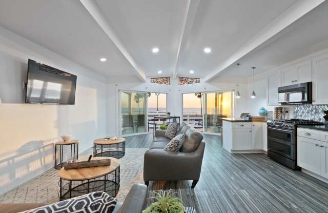 Fully Furnished, Oceanfront Boardwalk in Newport Beach