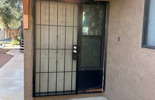 Eastside 2 Bedroom Unit! Community Pool!